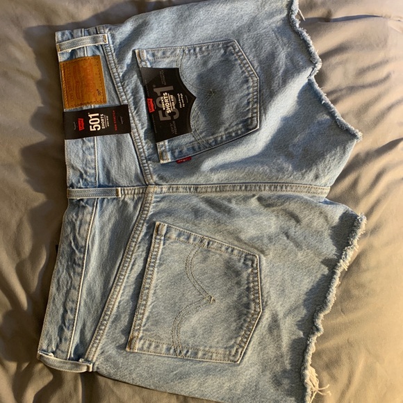 Levi shorts - Picture 2 of 3